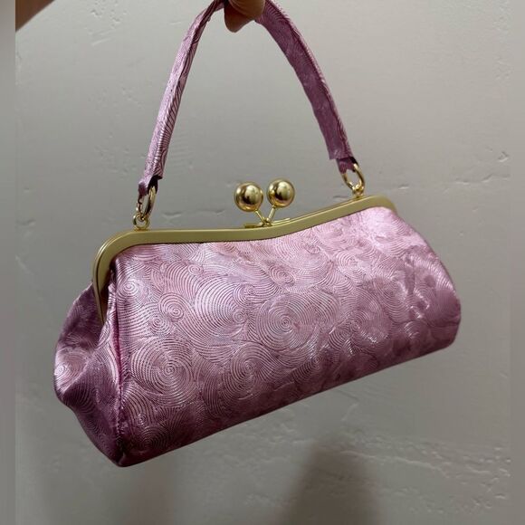 Metallic Fuchsia Cowhide Leather Spiral Embossed Kisslock Baguette Bag/Crossbody - Picture 5 of 12